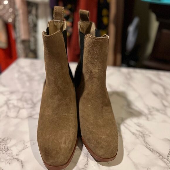 Steve Madden Rhiannon Chelsea Boot - Picture 4 of 10